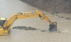 Akarsuya düşen otomobilin sürücüsü bakın nasıl kurtarıldı