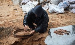 Gazze'deki acı dram: Eşini ve çocuklarını elekle arıyor!