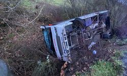 İşçileri taşıyan midibüs devrildi!