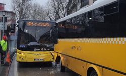 2 İETT otobüsü kafa kafaya çarpıştı!
