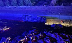 Minibüs uçuruma yuvarlandı: 14 yaralı var