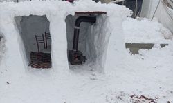 Bir baba, çocukları için kardan ev yaptı