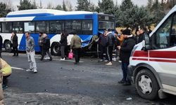 Durakta bekleyen otobüse otomobil çarptı: Çok sayıda yaralı var