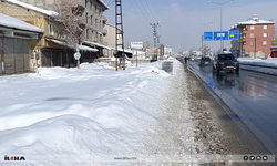 Ağrı’da çatılar çöktü, vatandaş kaldırıma hasret kaldı
