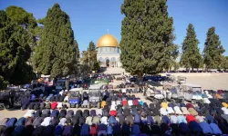 Mescid-i Aksa'da 60 bin kişi Cuma namazı kıldı!