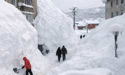 Metrelerce kar yağdı, apartmanın 4. katına kadar ulaştı