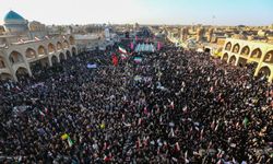 İran'da bu kez devrim yanlıları sokağa çıktı