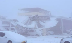 Kar yağışı nedeniyle çöken çatılar 67 araca hasar verdi