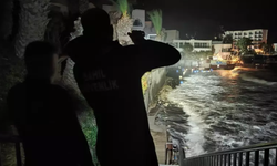 Şiddetli fırtınada denize düşen işçi hayatını kaybetti