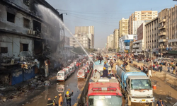 1200 Dükkan Kül Oldu: Arama Çalışmaları Devam Ediyor!