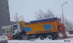 Diyarbakır'da kar küreme aracı bile yolda kaldı