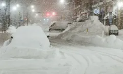 Fırtına kaosu: Ulaşım durdu, binlerce kamyon mahsur kaldı!