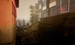 Dört katlı binanın istinat duvarı çöktü