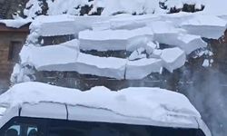 Kar temizlediği çatıdan düşen kişi hayatını kaybetti