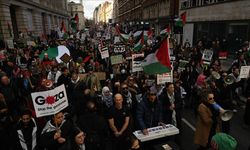 İngiltere’de dev Filistin yürüyüşü: On binlerce kişi Londra sokaklarına indi