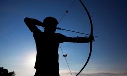 Polise ok ile saldırmaya çalışan adam vuruldu