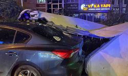 Beylikdüzü'nde şiddetli rüzgar: Dış cephe kaplaması aracın üzerine düştü!