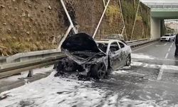 Motoru alev alan otomobil kullanılamaz hale geldi