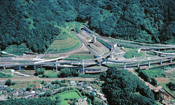 Ülkenin bir başından diğer başına uzanan otoyol