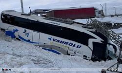 Van’da yolcu otobüsü ile kar temizleme aracı çarpıştı!