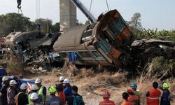 İnşaat vinci vagonların üzerine düştü: 32 ölü