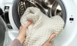 Yün Kazakları Makineye Atmadan Önce Mutlaka Okuyun! Sertleşme ve Boncuklanmayı Önleyen Kurallar