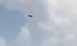 Havada daire biçiminde uçan gizemli cisim görüldü