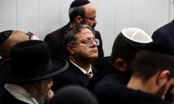 Alçak Ben-Gvir Filistinli esirlerin başına bastı!