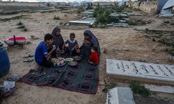 Filistinliler ramazanda mezarlıklarda yaşama devam ediyor!