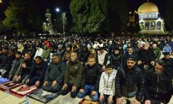 Kısıtlamalara rağmen 50 bin Müslüman Mescid-i Aksa'da teravih namazı kıldı!