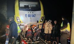 Kaya düştü, yolcu treninin lokomotifi raydan çıktı