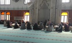 Ramazanda camiler kadınların Kur'an halkalarıyla doldu!