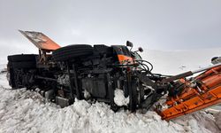 Kar küreme aracı devrildi: Çalışanlar can verdi