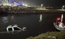Kaza yapan zabıta aracı denize düştü