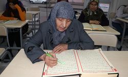 Hamide teyze, 70 yaşında Kur'an-ı Kerim okumayı başardı