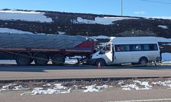 Okul servisi tırla çarpıştı: Ölü ve yaralılar var