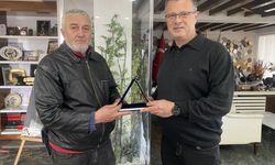 Temizlik işçisi, para ve ziynet eşyası olan çantayı sahibine ulaştırdı