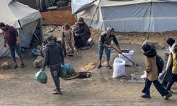 Gazze Belediyesi: Etkili olan fırtına nedeniyle yüzlerce çadır sular altında kaldı