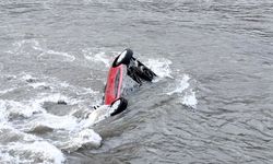 Otomobil nehre düştü: Yaralılar var!