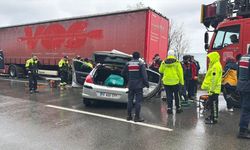 Otomobil park halindeki tıra çarptı! 2 ölü var!