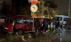 İstanbul’da fırtına alarmı: Çatılar uçtu, araçlar zarar gördü