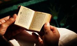 Ey iman edenler! Şeytanın adımlarını takip etmeyin