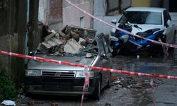 Binadaki balkonlar otomobilin üzerine çöktü