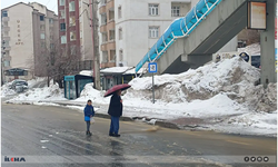 Sağanak yağış yolları göle çevirdi: Vatandaş tepkili!