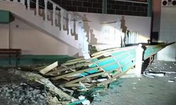 Manisa’da fırtına alarmı: Minarenin külahı devrildi, araçlar hasar gördü