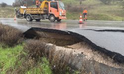 Sağanak vurdu, yol yarıldı!