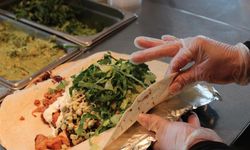 Zam yaptı, kimse gitmedi: 100 bin kişiye bedava yemek dağıttı