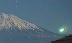 Herkesin bahsettiği dağın semasına ateş küreleri yağmaya başladı