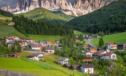 Herkes o köye akın ediyordu derken köyü tamamen kapattılar