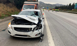 Otoyolda temizlik yapan personellere otomobil çarptı: İşçilerden biri hayatını kaybetti!